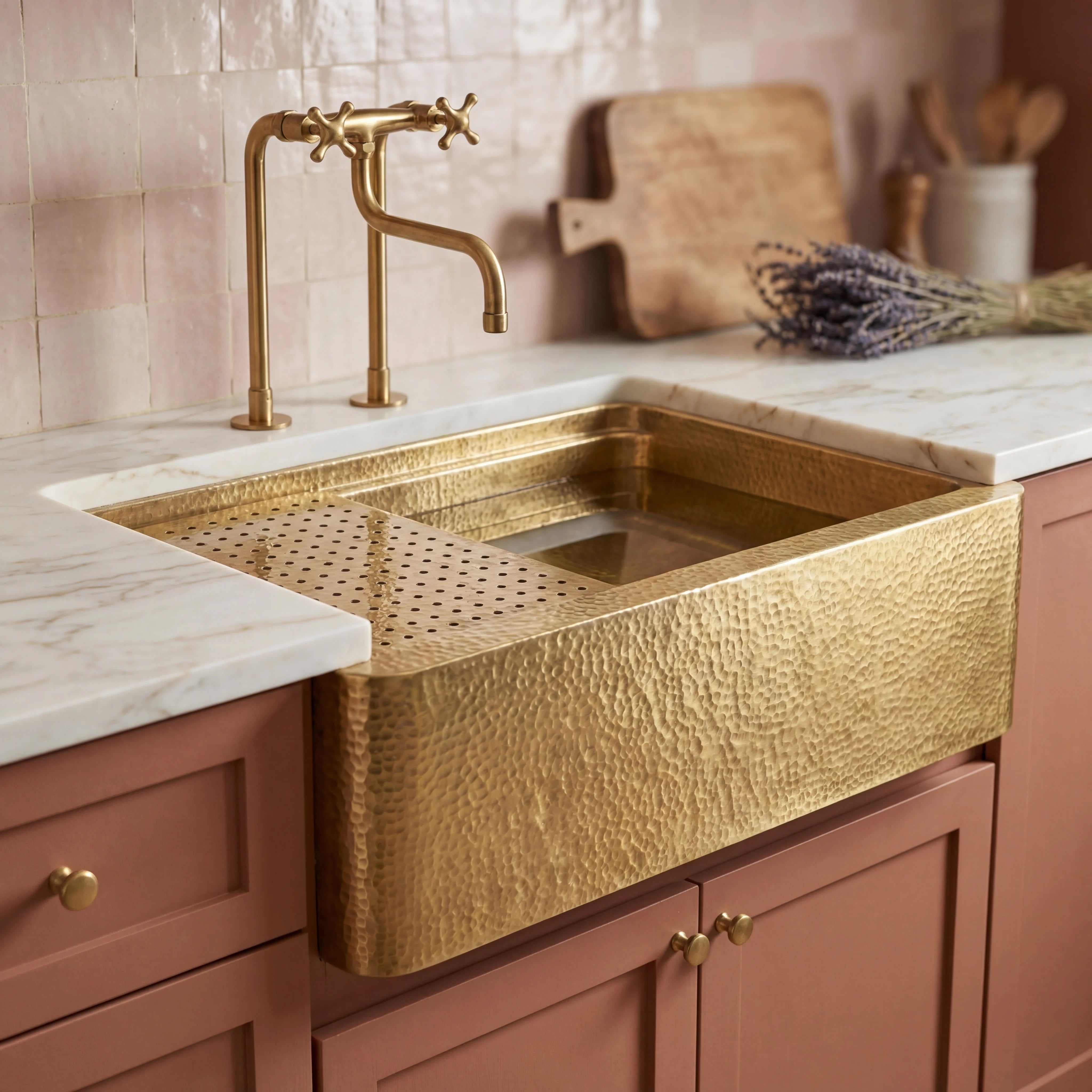 Fregadero de cocina de latón tipo granja con escurridor