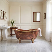 Bañera con patas de garra de cobre Ignis