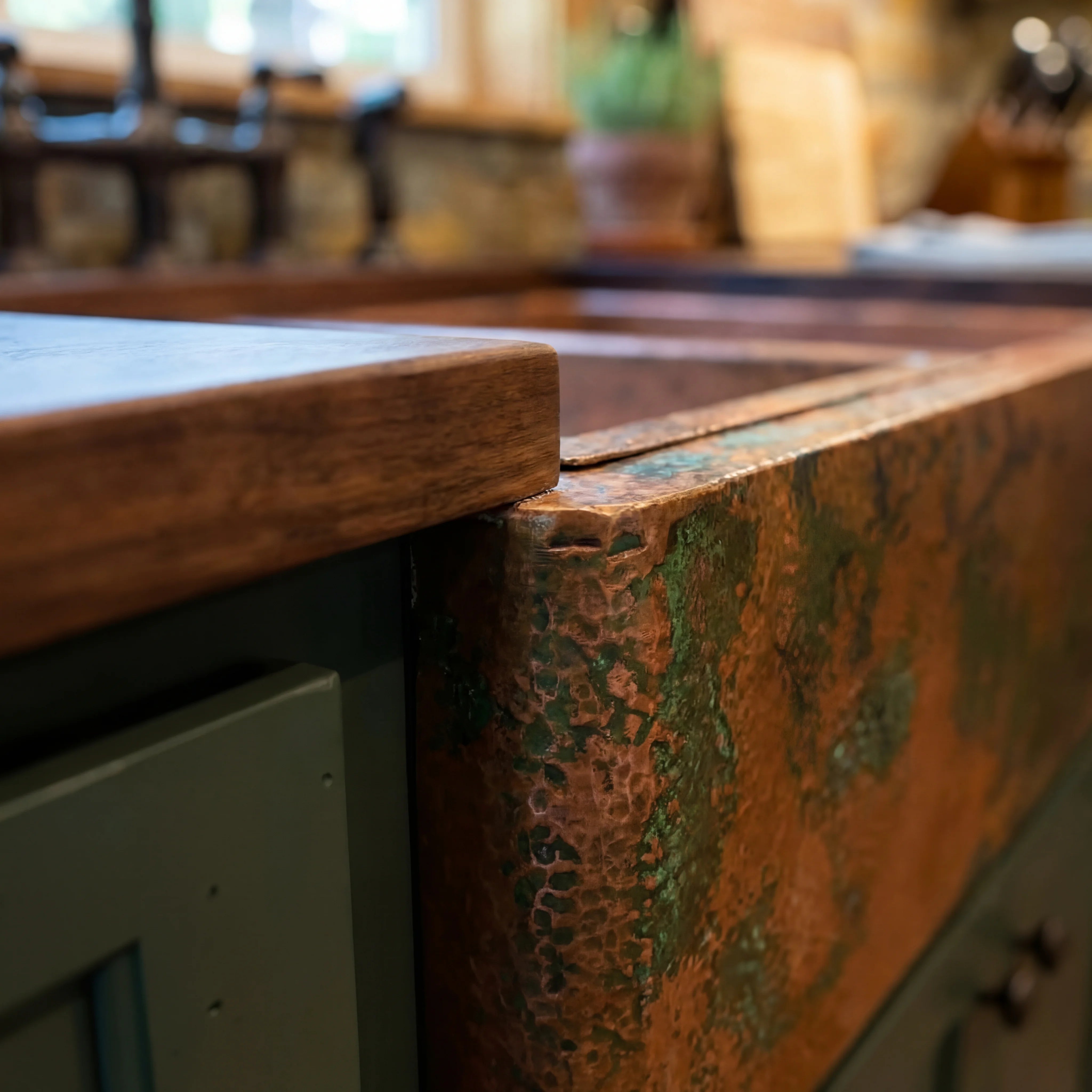 Fregadero de cocina de cobre estilo rústico con escurridor