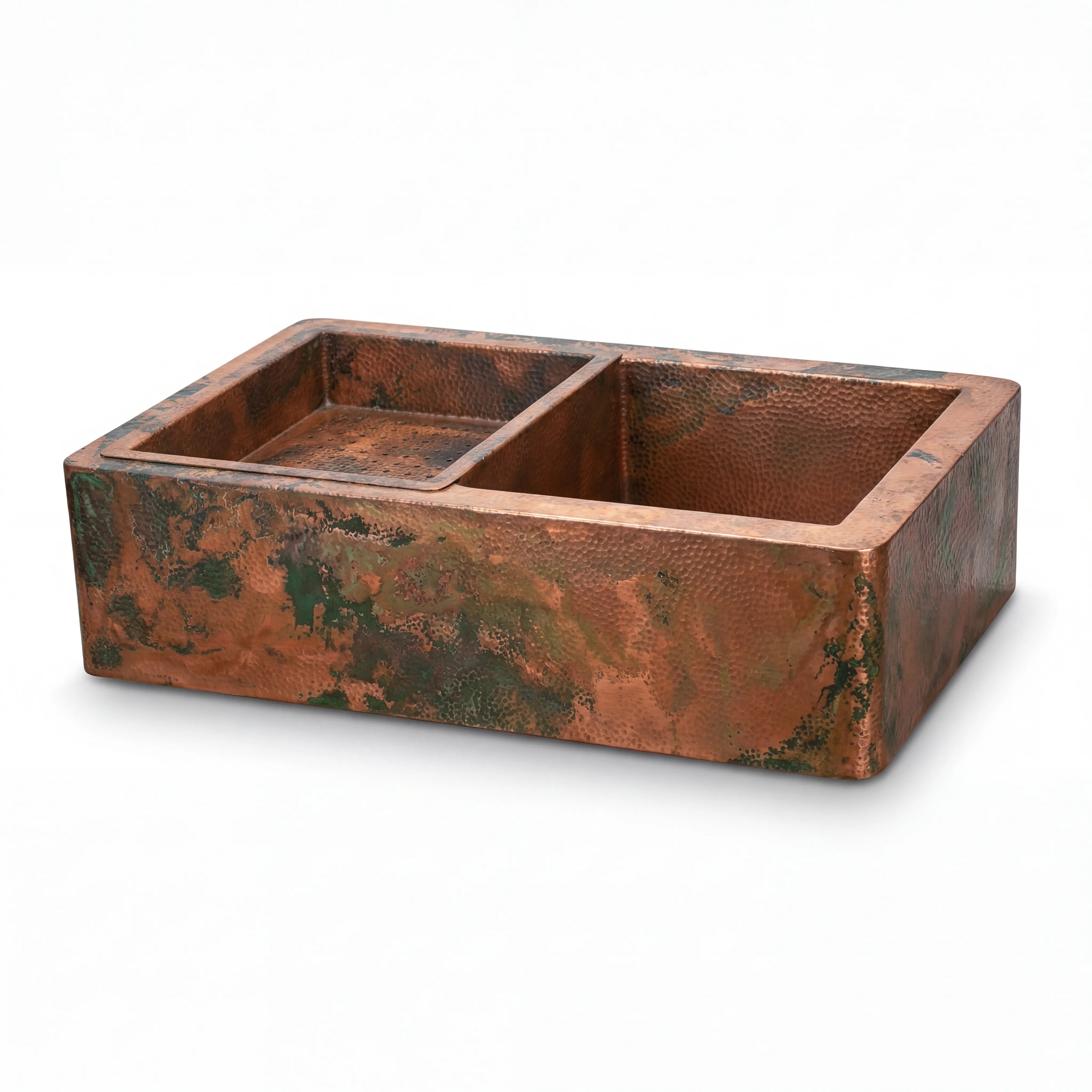Fregadero de cocina de cobre estilo rústico con escurridor