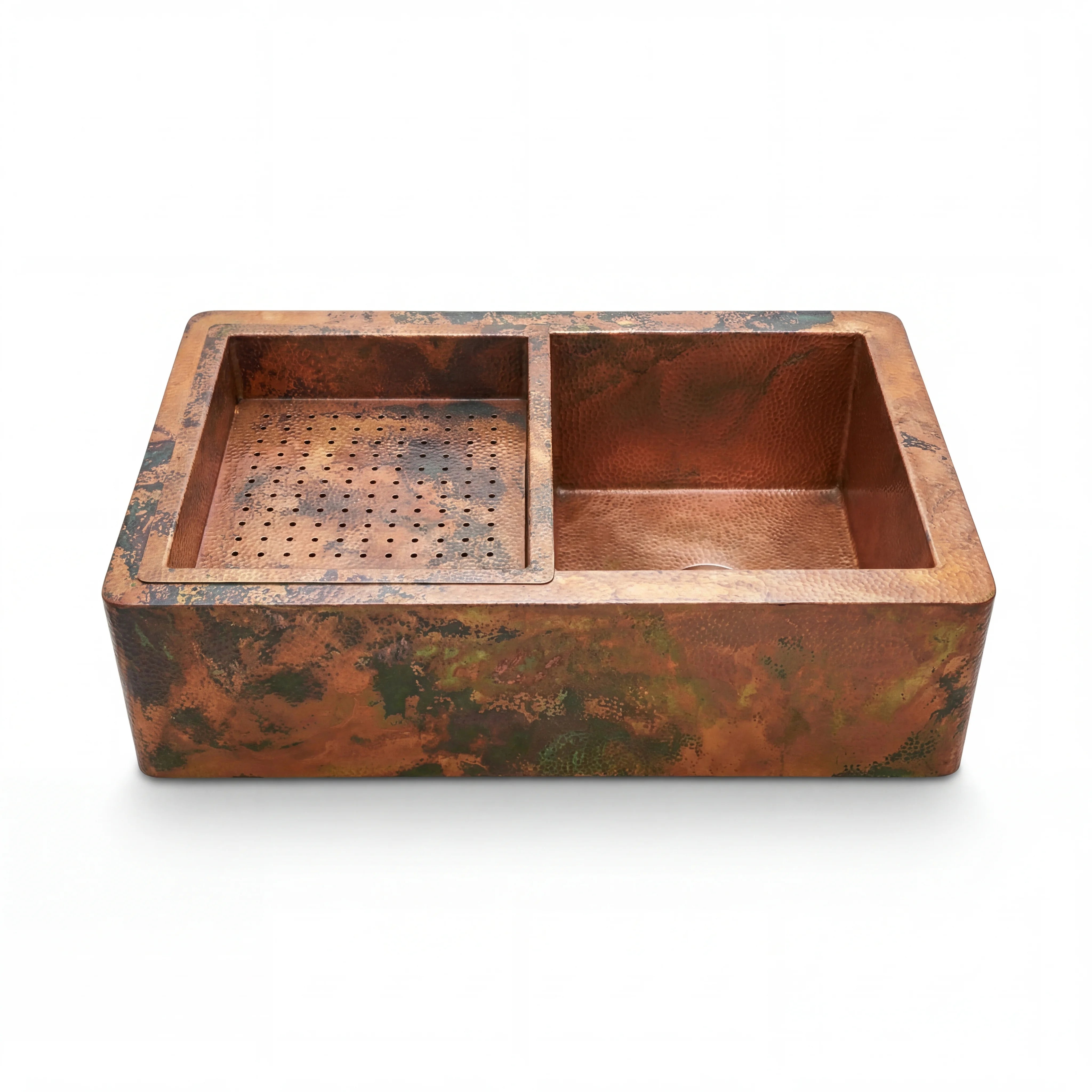 Fregadero de cocina de cobre estilo rústico con escurridor